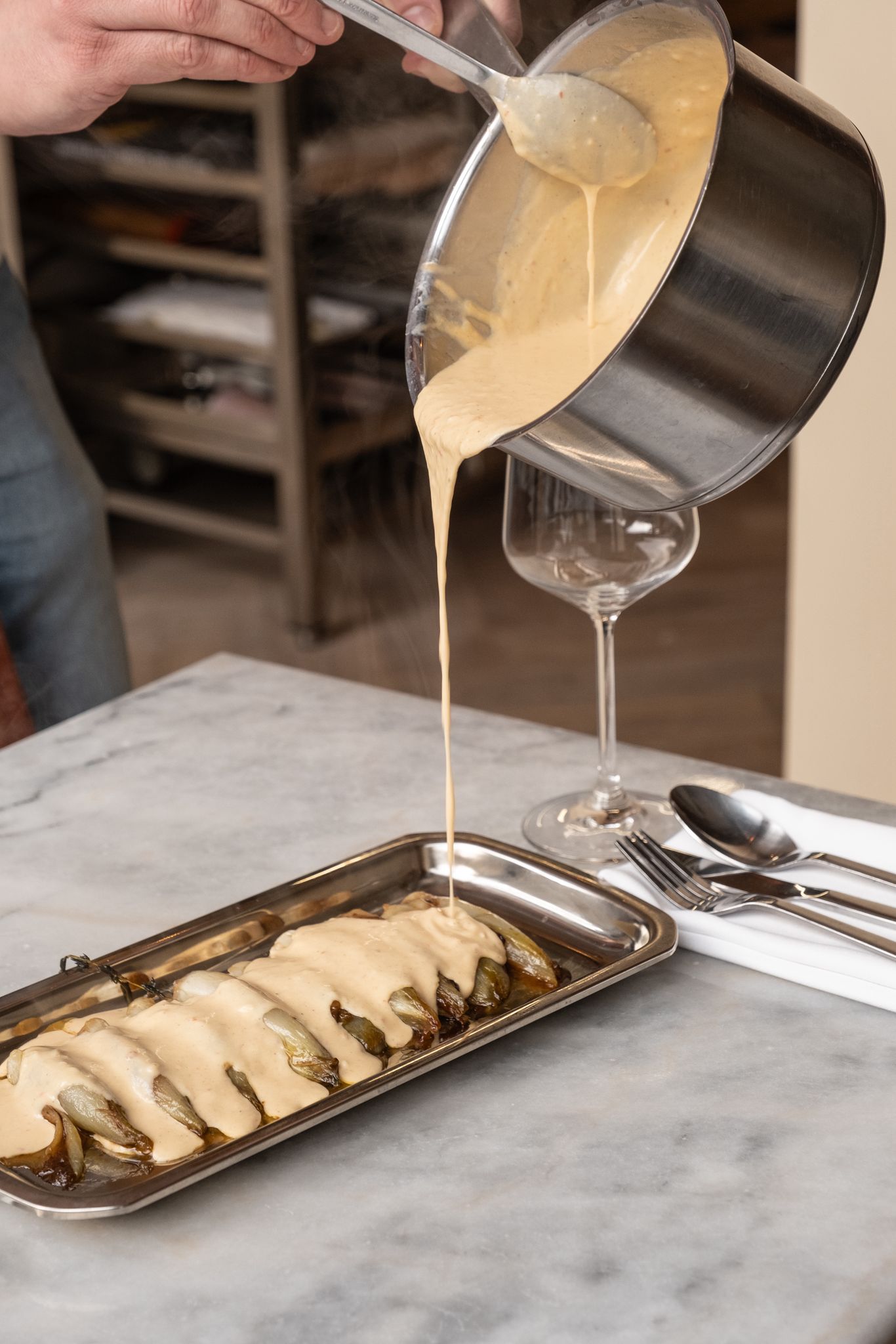 Gerecht met saus, kruiden en textuur in close-up